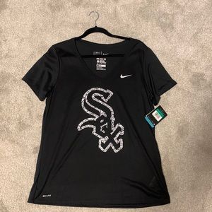 NWT Womens v-neck Nike White Sox tee